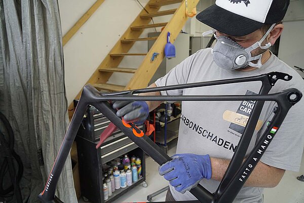 Carbonrahmen werden bei Bieri Bike Care repariert. 