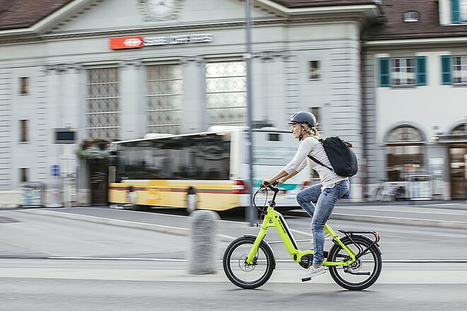 Pro Velo Schweiz ist der Ansicht, dass eine generelle Helmtragepflicht für E-Bike-Fahrende kontraproduktiv sei. Frau mit Helm auf E-Bike