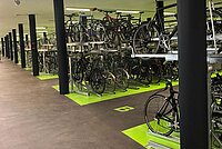 Velos in Velostation Europaplatz mit grün markierten Flächen.