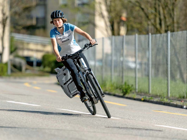 Auch bei Schräglage - die Tasche bleibt dran.