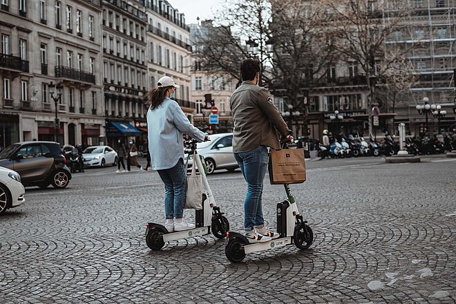 Ein Bild aus vergangener Zeit: Seit September 2023 dürfen Sharingdienste keine E-Scooter mehr in Paris anbieten. Paris verbietet E-Scooter Sharing.
