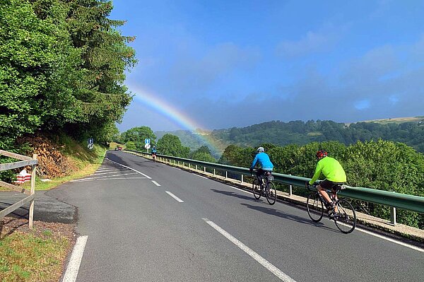 Regenbogen über einer Strasse.