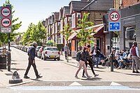 Fussgänger auf einer Strasse in London.