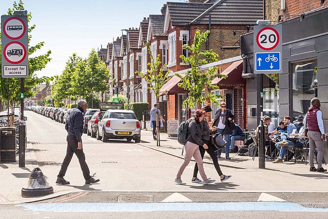 Fussgänger auf einer Strasse in London.