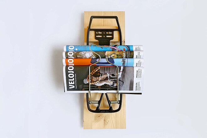 Zeitschriftenständer aus einem alten Gepäckträger.