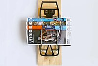 Zeitschriftenständer aus einem alten Gepäckträger.