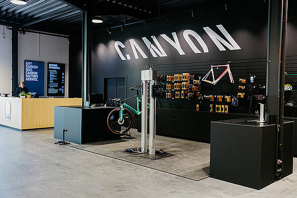 Fahrradmontage-Ständer in einem Fahrradgeschäft.