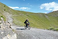 Die Assietta-Kamm-Strasse im Piemont  ist ein Paradies für Gravelfans. Ein Mann fährt auf einer Schotterstrasse mit dem Gravelbike.