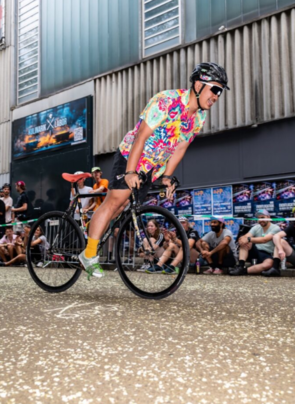 Beim Skid wird das Hinterrad blockiert, sodass das Velo über den Boden schlittert.