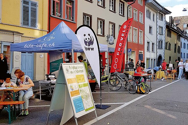 Eine Strasse mit vielen Ständen