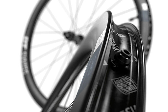 Laufrad von DT Swiss mit Aero-Felgen aus Carbon.