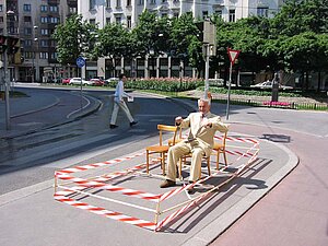 Mit dem Taxi durch Wien. Hermann Knoflacher in seinem Gehzeug. 