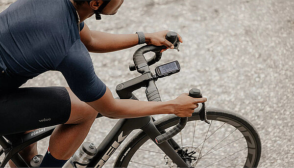 Sram Red Axs Rennradgruppe 2025. Ein Rennradfahrer hält den Lenker fest im Griff.