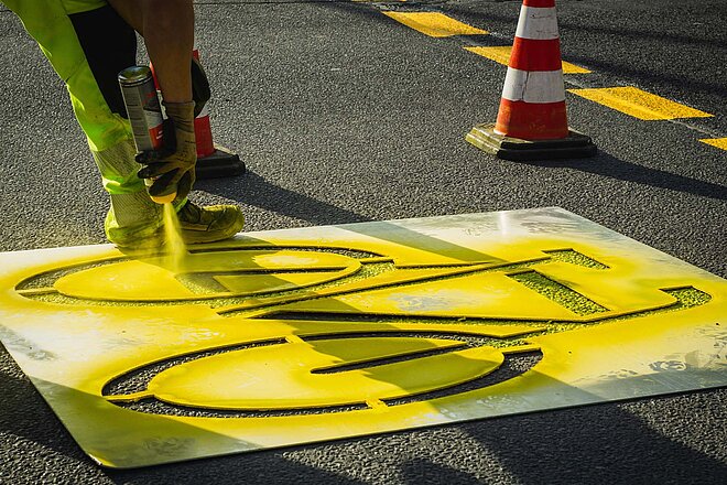 Bodenmarkierung für Velostreifen.