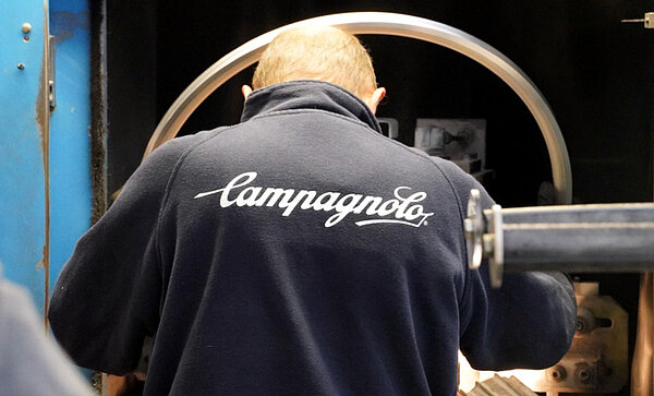 Ein Mann trägt eine Jacke, auf der Campagnolo steht.