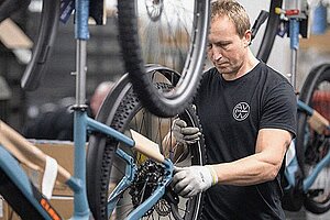 Ein Mann arbeitet an einem Fahrrad.