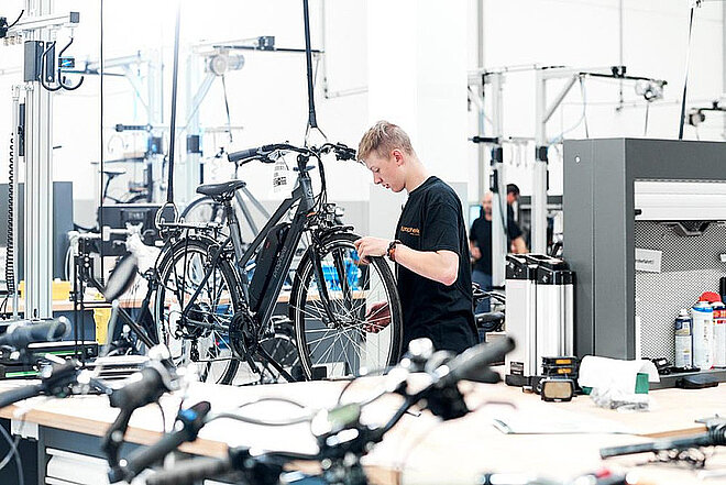 Prophete war Opfer einer Cycber-Attacke. Ein Mann arbeitete an einem Fahrrad.