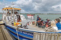 Radreise entlang des Ärmelkanals. Velos stehen auf einer kleinen Fähre.