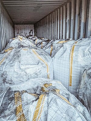 Schwalbe Reifenrecycling. Säcke liegen in einem LKW-Container.