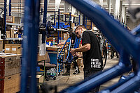 Flyer entlässt ein Drittel der Belegschaft. Ein Mann montiert ein E-Bike. 