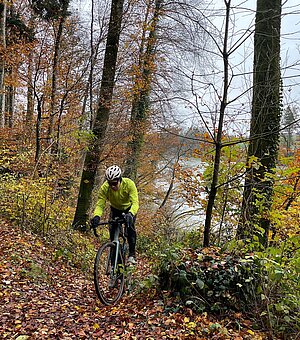 Winter Gravelbike Zürich nach Bern. Gravelbiker auf Singletrail im Wald.