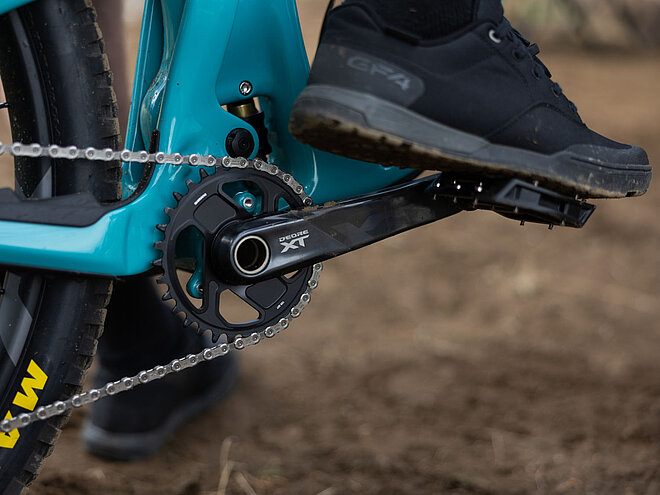 Bild, das einen Fusss auf einem Fahrradpedal zeigt.