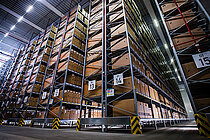 Hochregallager mit vielen Kartons.