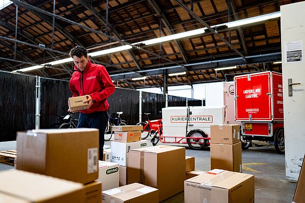 Kommissionierung bei der Kurierzentrale in Basel.