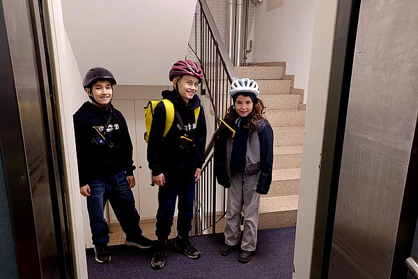 Das Wettrennen gegen den Lift gewinnen die Kinder spielend.