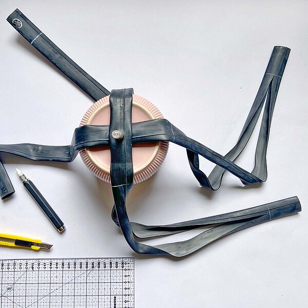 Blumenampel aus alten Fahrradschläcuhen. So geht es.