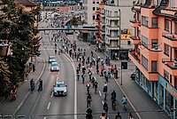 Velofahrende nehmen an der Critical Mass auf der Hardbrücke Zürich teil