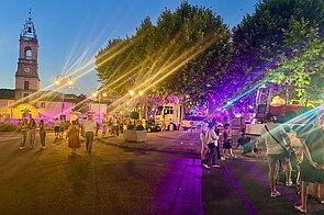 Abendstimmung auf einer Kirmes. 