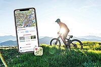 Ein Mountainbiker fährt über ein Feld.