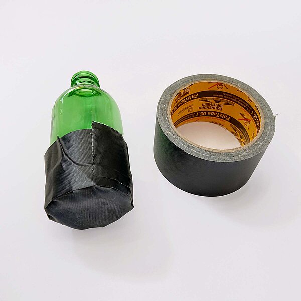 Bild mit einer Flasche, die mit Gaffer-Tape eingewickelt wird.