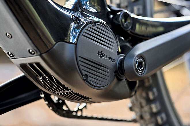 DJI Avinox E-Mountainbike Motor mit viel Drehmoment. 