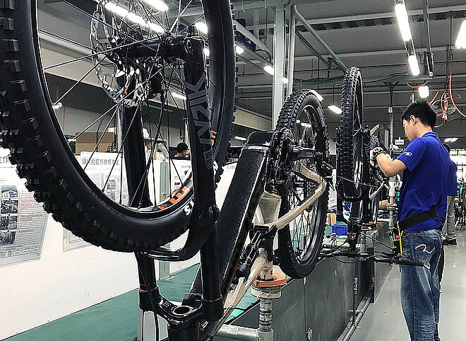 Ein Arbeiter montiert in einer Fabrik in Taiwan Fahrräder
