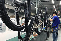 Ein Arbeiter montiert in einer Fabrik in Taiwan Fahrräder