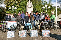 Veloinitiative Wallis. Eine Gruppe von Radfahrern posiert für ein Foto.