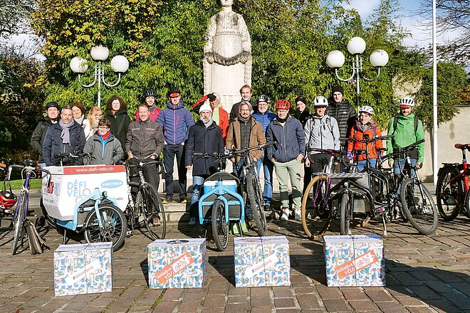 Veloinitiative Wallis. Eine Gruppe von Radfahrern posiert für ein Foto.
