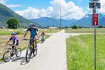 Ein Mann und ein Kind fahren auf Velos.