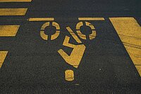 Ein Fahrrad steht auf dem Kopf.