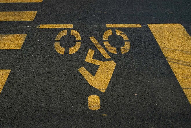 Ein Fahrrad steht auf dem Kopf.