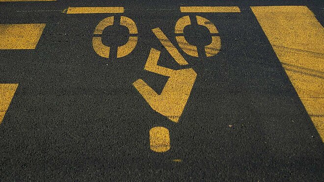 Ein Fahrrad steht auf dem Kopf.