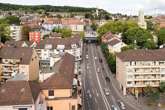 Stark befahrene Strasse in Zürich.