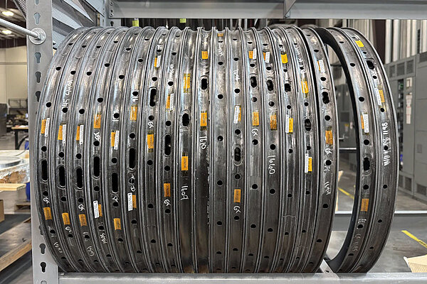 Carbonfelgen für Fahrräder stehen in einer Reihe.