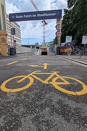 Fahrrad Piktogramm am Boden.