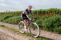 Gravelbiker auf Schotterweg.