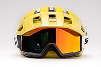 Gelber Velohelm mit oranger Sportbrille