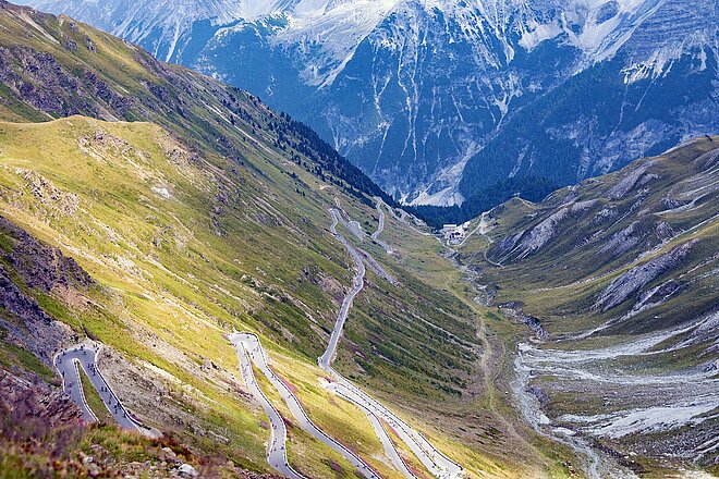 Passstrasse mit Spitzkehren.