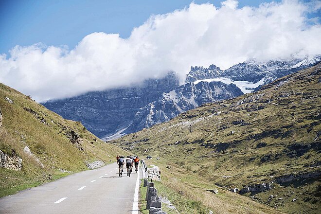 Eindrückliches Alpenpanorma und gute Stimmung am Klausen-Monument. Nach einer wechselvollen Geschichte scheinen autofreie Tage bei Schweizer Pässen endlich angekommen zu sein.